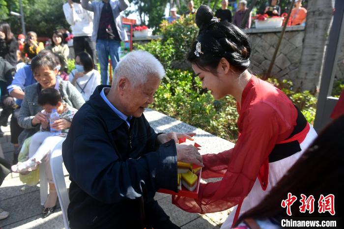 福州举行传统重阳祭酒仪式