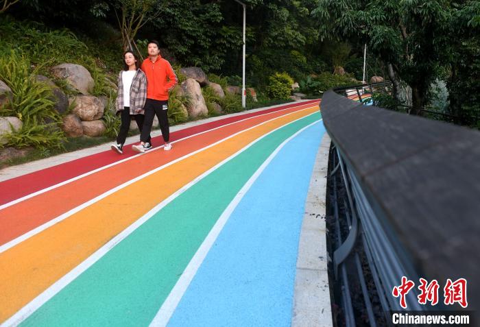 福州：彩虹步道引游人