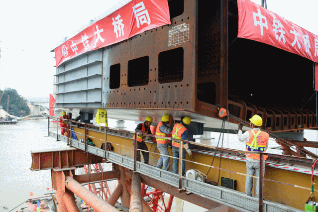 新建福厦铁路乌龙江特大桥首榀钢箱梁架设成功