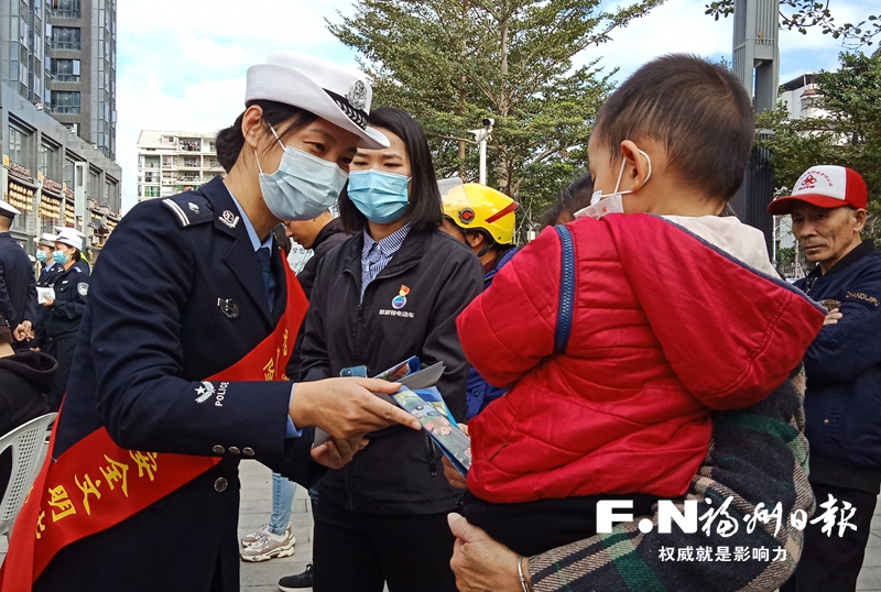福州交警开展交通安全宣传