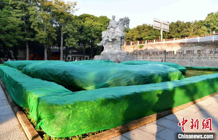 福州：公园植物添“衣”防寒