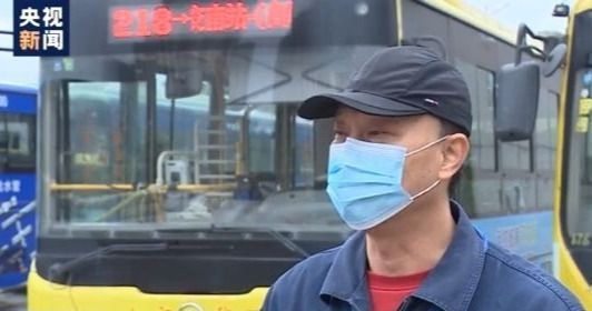 平民英雄！公交司机突发脑梗 紧急停车确保乘客安全