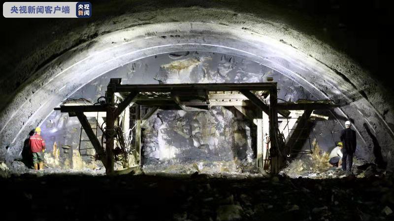 福厦高铁新年开门红 重点工程霞美村隧道顺利贯通