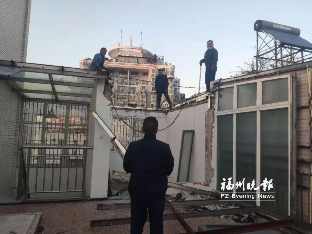 鼓楼城管劝说业主拆除违建