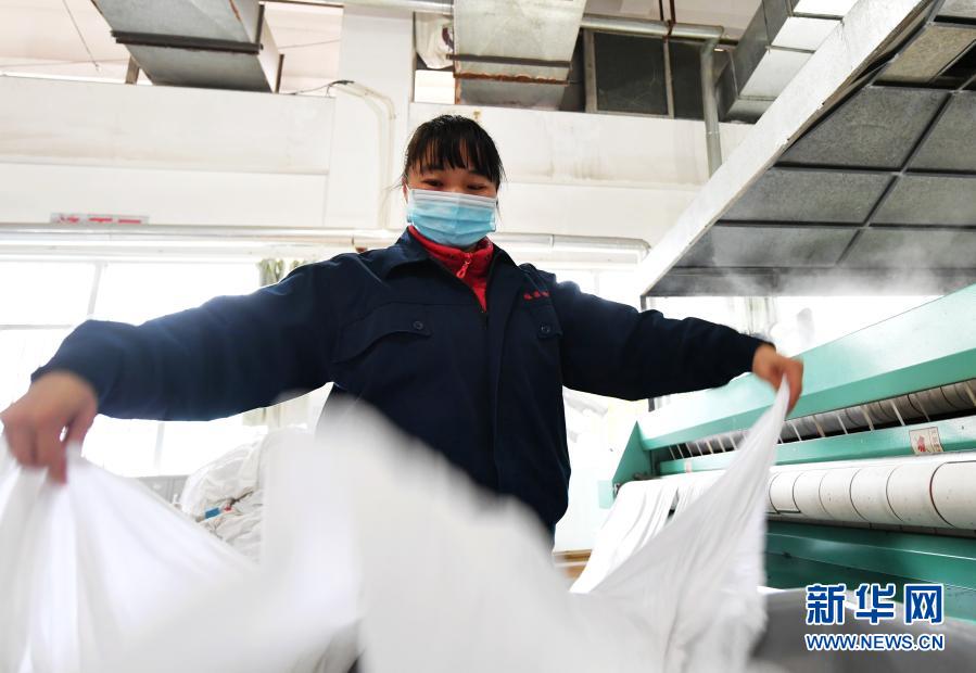 南铁福州客运段：列车卧具洗涤厂 消杀防疫保春运