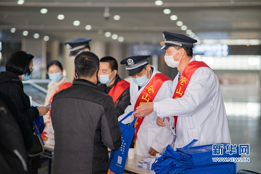 春运首日 福州火车南站送温暖 春运首日 福州火车南站送温暖