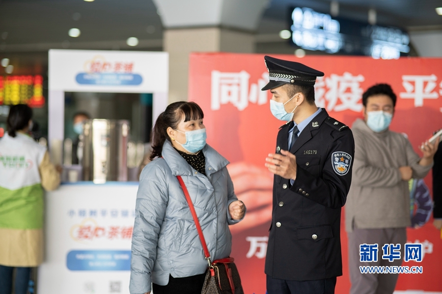 春运首日 福州火车南站送温暖 春运首日 福州火车南站送温暖