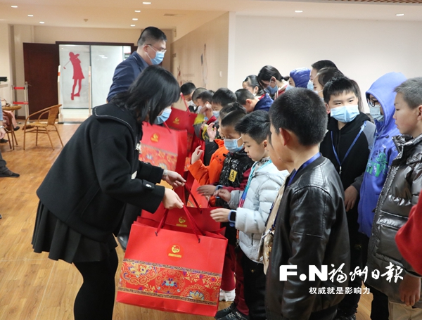 长乐：党徽闪耀在一线 在航人员过好年