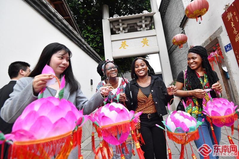 留学生学做莲花灯感受传统文化