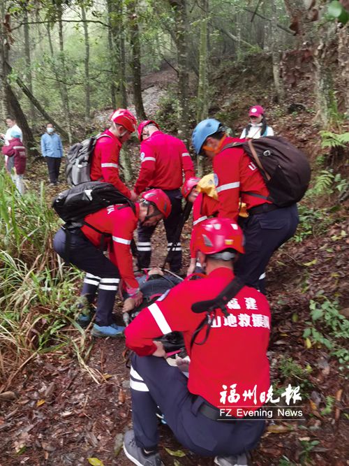 志愿者助两名游客脱困