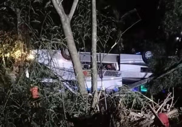 印尼西爪哇省双木丹地区发生巴士坠崖 致27人死亡