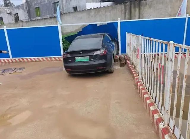 特斯拉又刹不住车了？官方回应，网友炸了