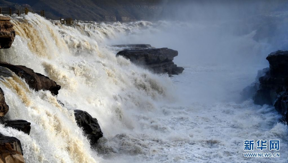 壶口瀑布：春水腾雾浪滔天