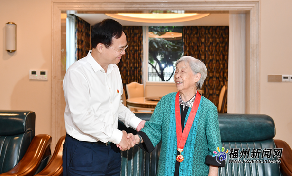 林宝金走访慰问老党员并颁发“光荣在党50年”纪念章