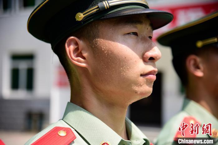 军营里的追光者：走进这个武警支队的国旗班