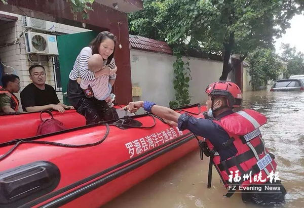 福州救援队驰援河南,罗源“父女兵”奋战一线 福州救援队驰援河南,罗源“父女兵”奋战一线