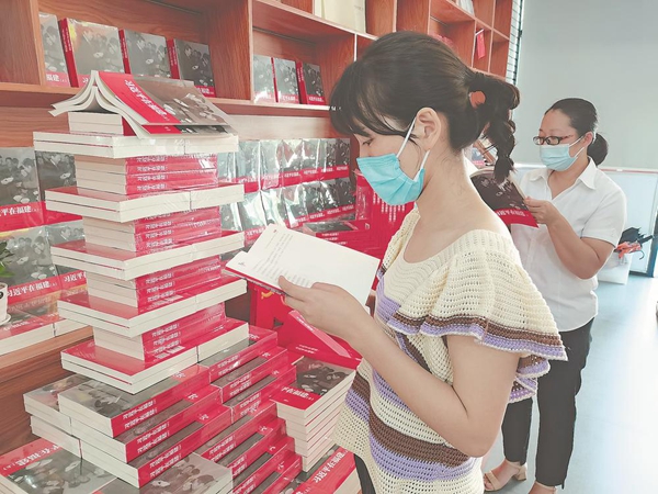 福建干部群众认真学习《习近平在福建》