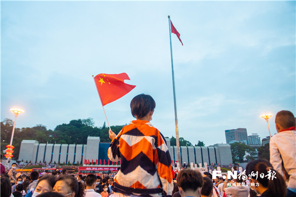 福州近万市民观看国庆升旗仪式