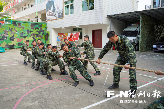 武警官兵欢度国庆