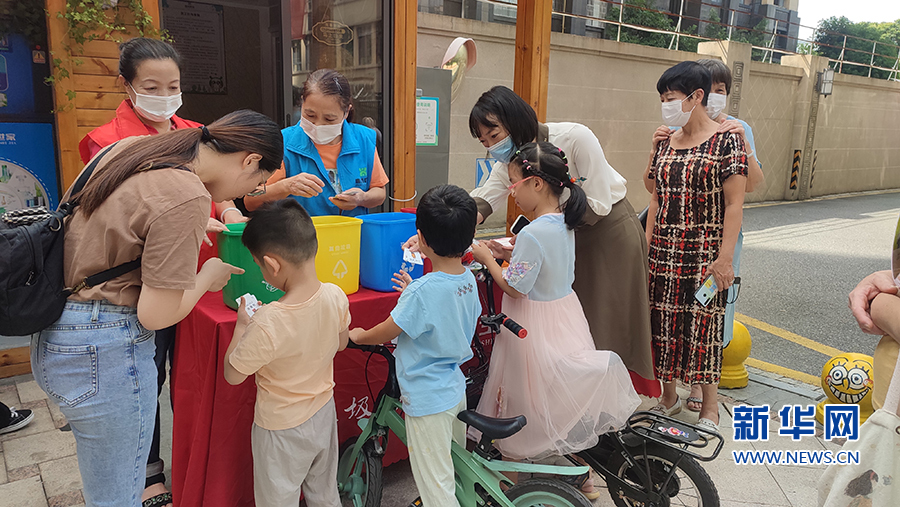 福州：假日不停歇 垃圾分类宣传进社区