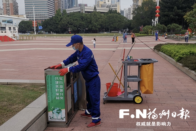五一广场来了酒店式保洁车