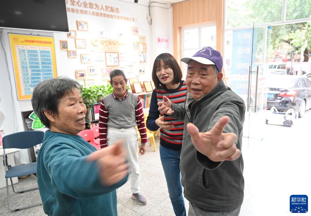 志愿者张洁：“村童妈妈”和孩子信赖的人
