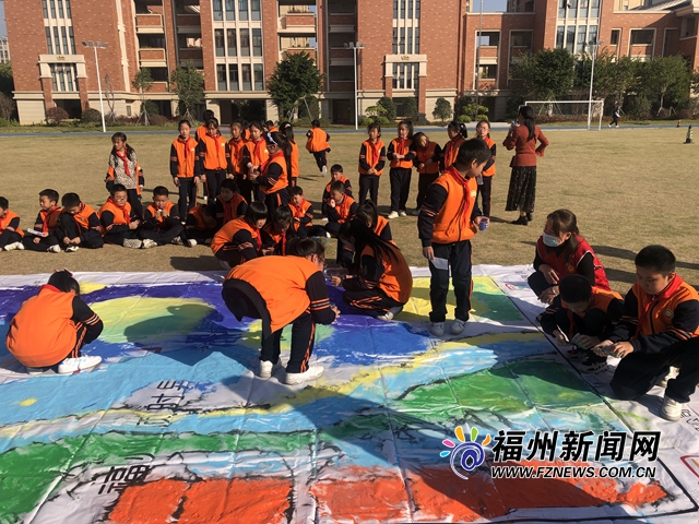 福州市少年儿童图书馆“汽车图书馆”开进校园