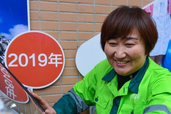 福州市道德模范侯艳梅：环卫女工成全国人大代表