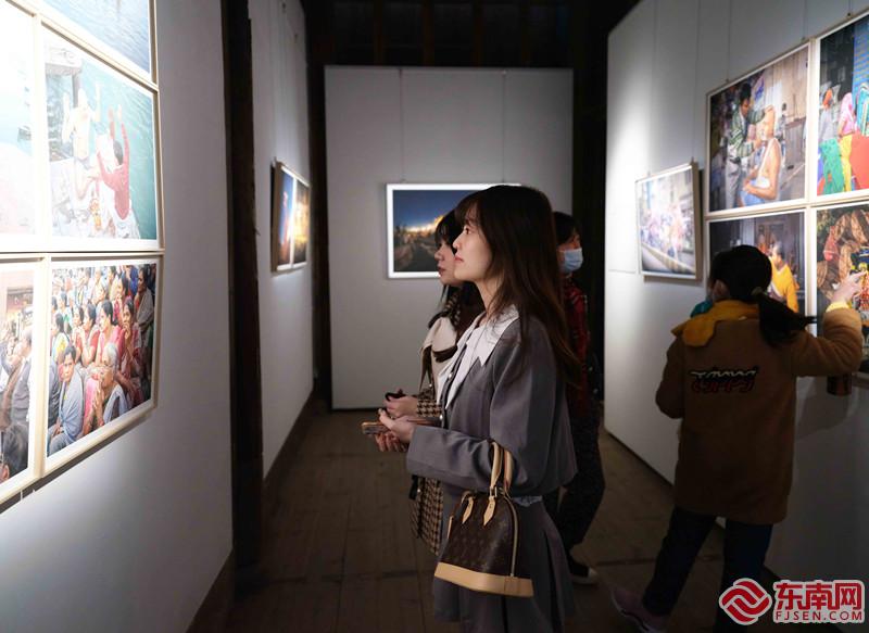 《水上·之上》摄影作品展在福州举行