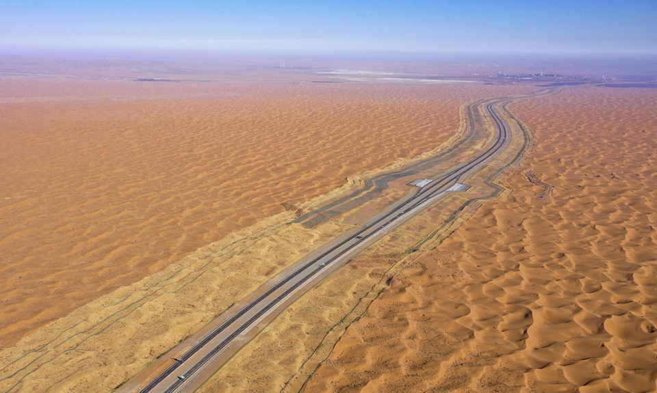 穿越腾格里沙漠的高速公路29日通车