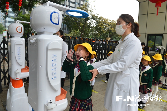 市直机关幼儿园等获赠健康晨检机器人