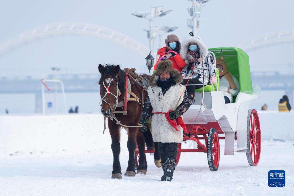 哈尔滨松花江冰雪嘉年华开园迎客