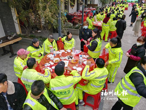 连江请环卫工人吃鱼丸