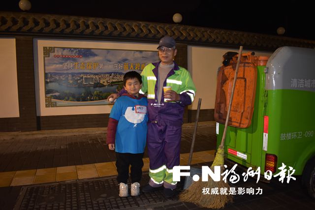 ​寒冬凌晨 福州志愿者为环卫工送上一杯热姜茶