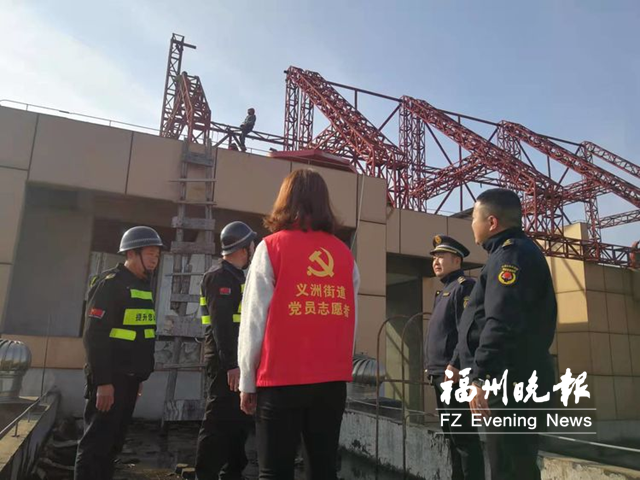 大型广告牌铁架存隐患 台江城管耗时3天拆除