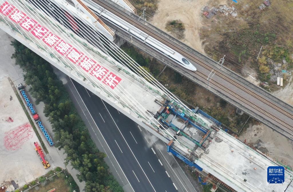 新建福厦铁路木兰溪特大桥斜拉桥主梁合龙