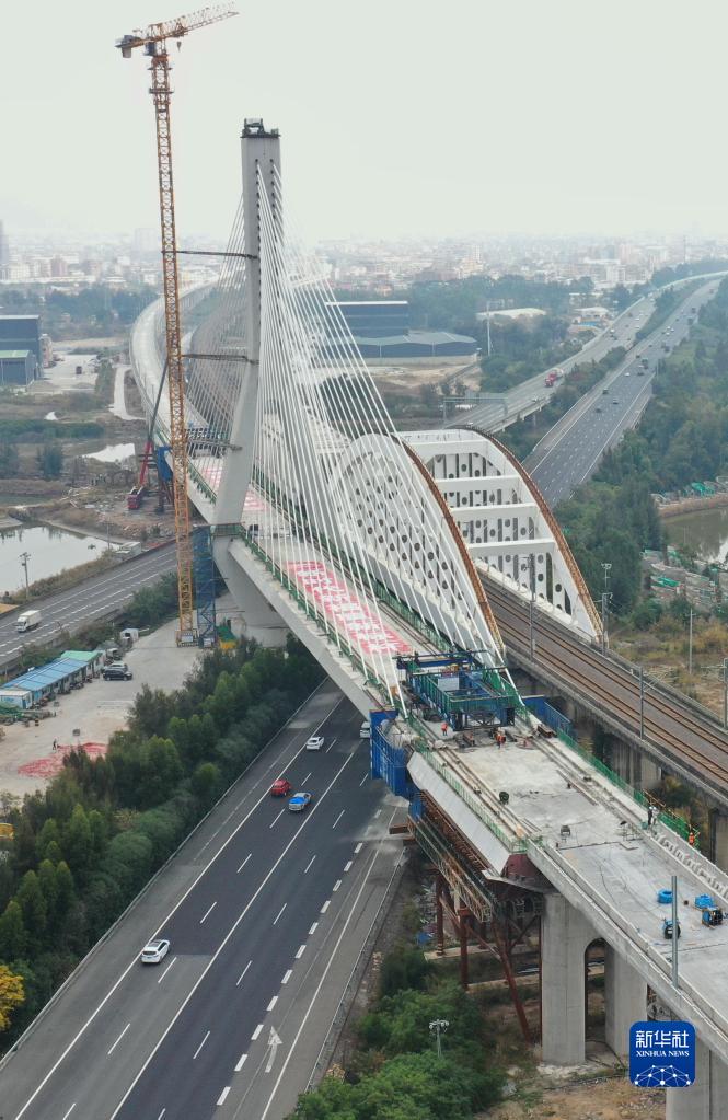 新建福厦铁路木兰溪特大桥斜拉桥主梁合龙