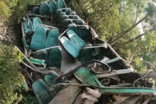 哥伦比亚一校车坠落山崖 至少6人死亡15人受伤