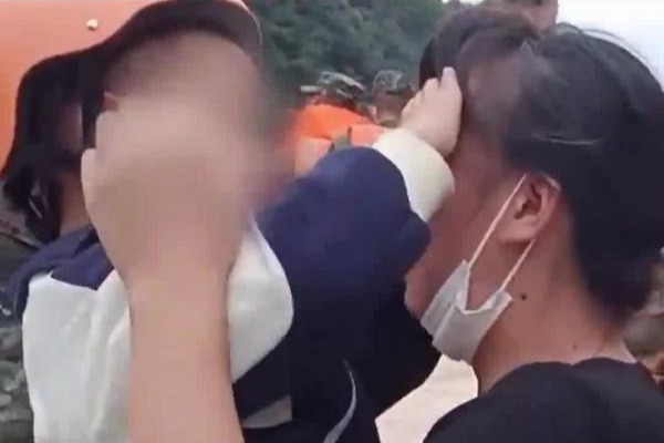 被溜索救出的4岁男孩帮妈妈擦眼泪：我不怕