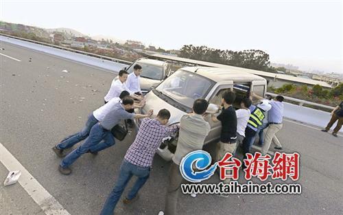 高架上发生车祸致车堵桥上 众人一齐抬车帮移道