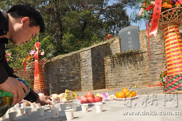 为红军烈士祭扫墓　聂惠均老汉终于了却将军心愿