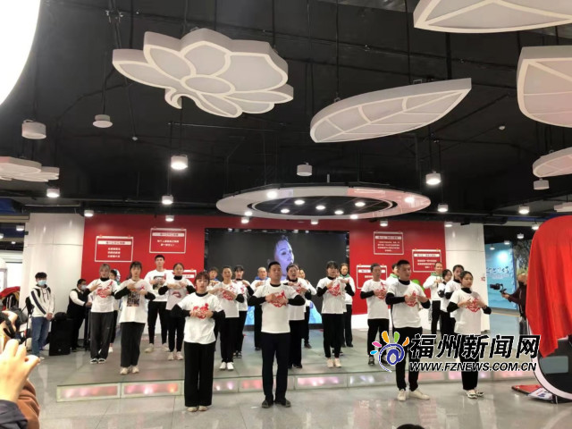 省内首趟防艾主题地铁专列发车 将运行两个月