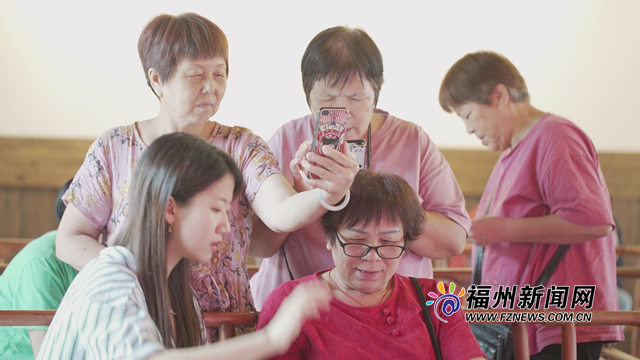 “十点钟课堂”助老跨越数字鸿沟