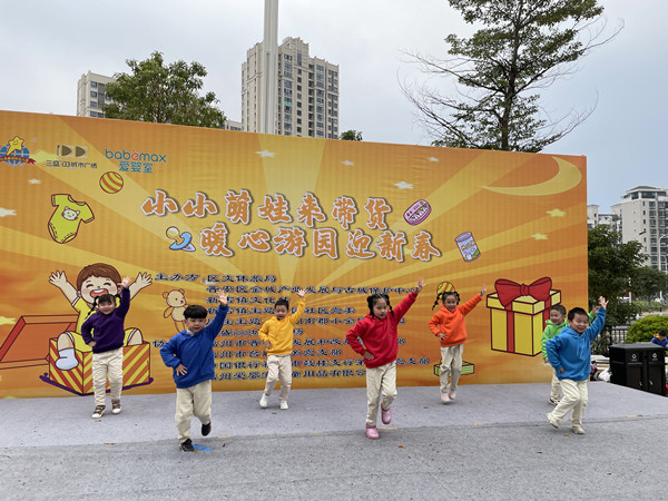 晋安区新店镇“萌娃”义卖献“爱心”