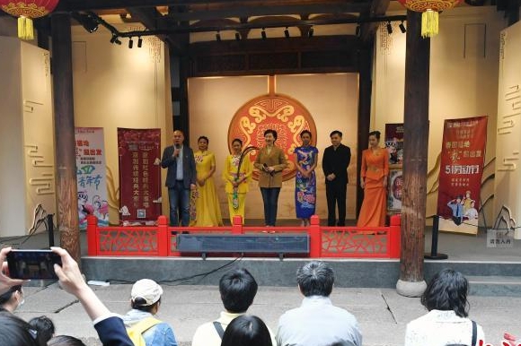 “五一”假期 京剧艺术公益演出进福州景区街头