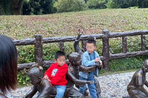 文明出游 如此合影要不得