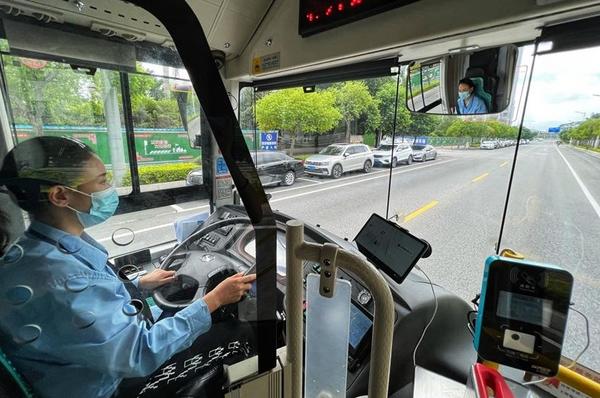 “高考直通车”启动首日，热心司机踊跃报名