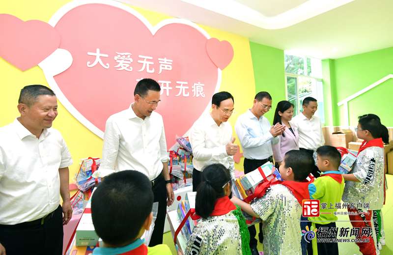 林宝金吴贤德参加“六一”儿童节庆祝活动
