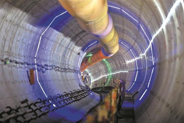 福州地铁4号线前锦车辆段首列地铁工程车吊装入轨