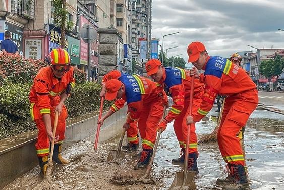 福州消防在南平建瓯开展灾后清淤